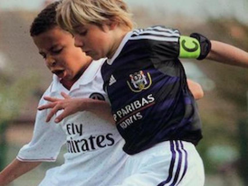 Remco Evenepoel jugando al fútbol cuando era niño