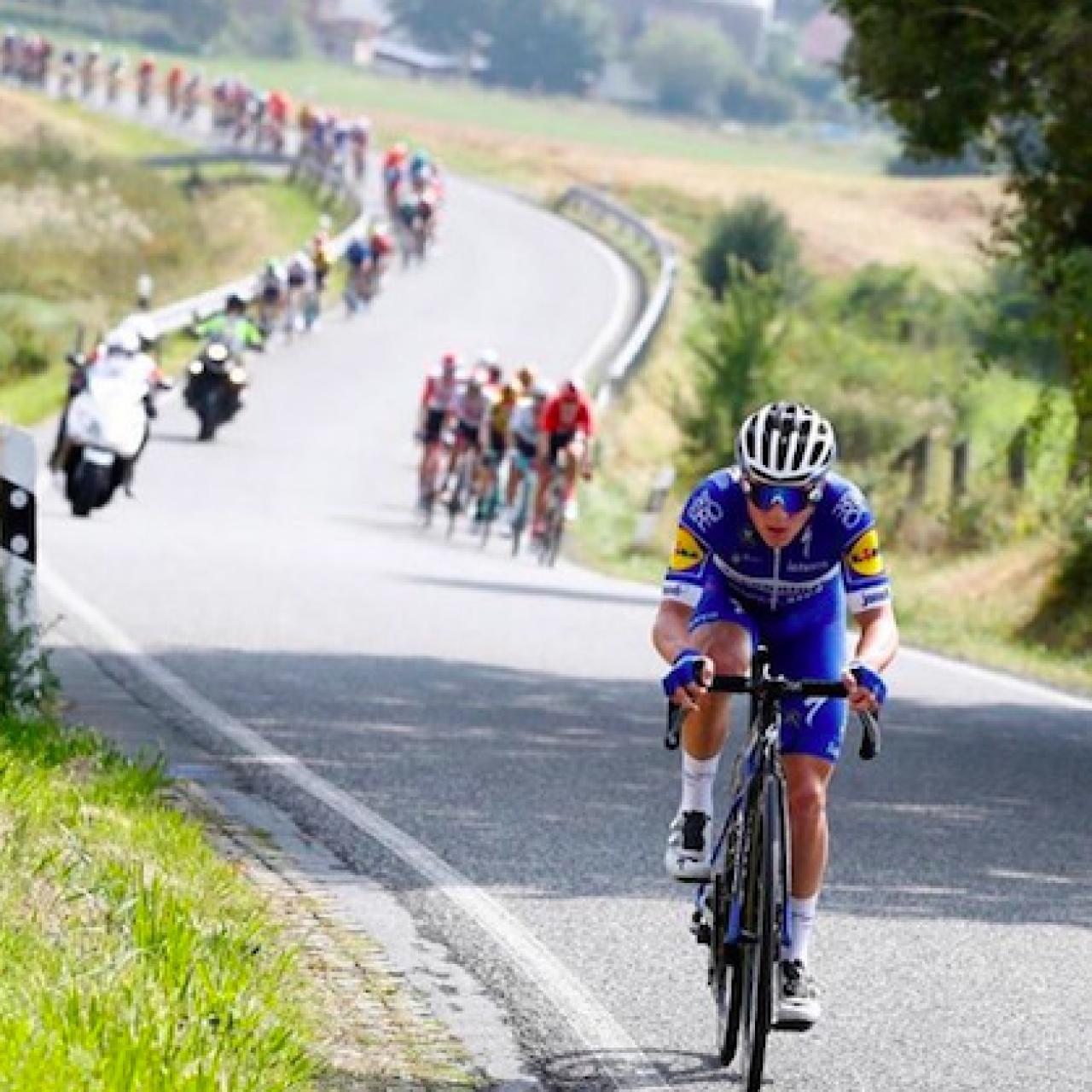 Evenepoel haciendo un ataque lejano