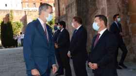 El REy Felipe VI saluda al presidente de Castilla-La Mancha, Emiliano García-Page, antes del inicio de la Conferencia de presidentes