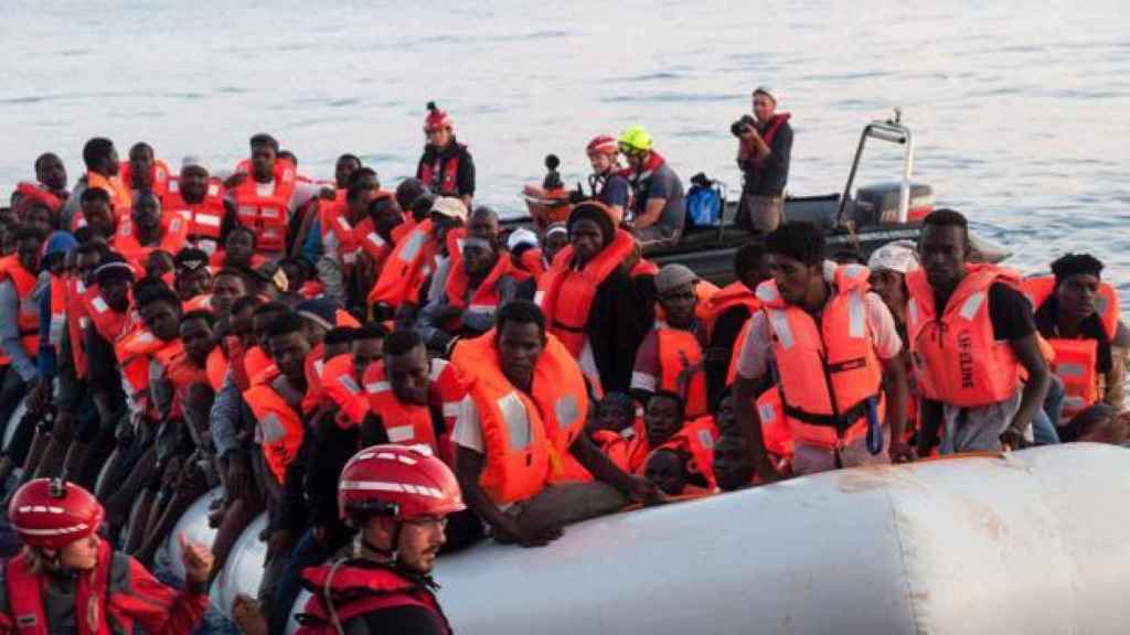 Un grupo de inmigrantes rescatados en una patera en el mar de Alborán.
