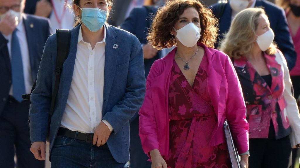El vicepresidente, Pablo Iglesias, y la ministra de Hacienda, María Jesús Montero, a su llegada a San Millán de la Cogolla.