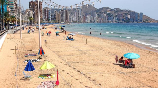 La playa de Poniente de Benidorm, prácticamente vacía. Efe