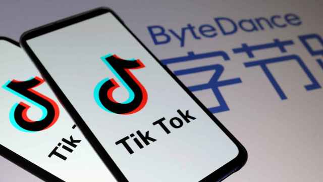Logo de TikTok sobre el logo de ByteDance.