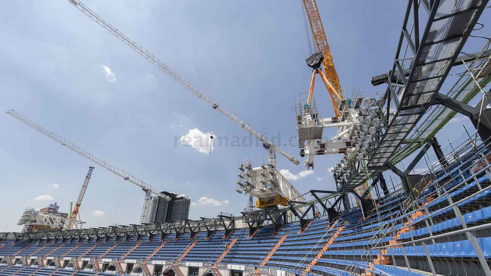 El izado de dovelas de la nueva cubierta del Santiago Bernabéu
