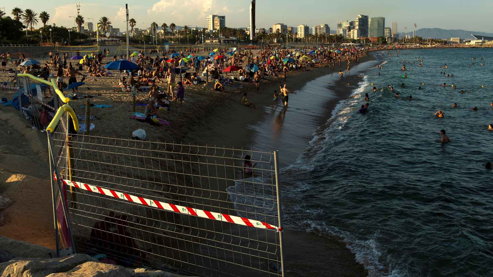 Unas vallas delimitan el acceso a una playa de Barcelona tras alcanzarse el máximo del aforo permitido.