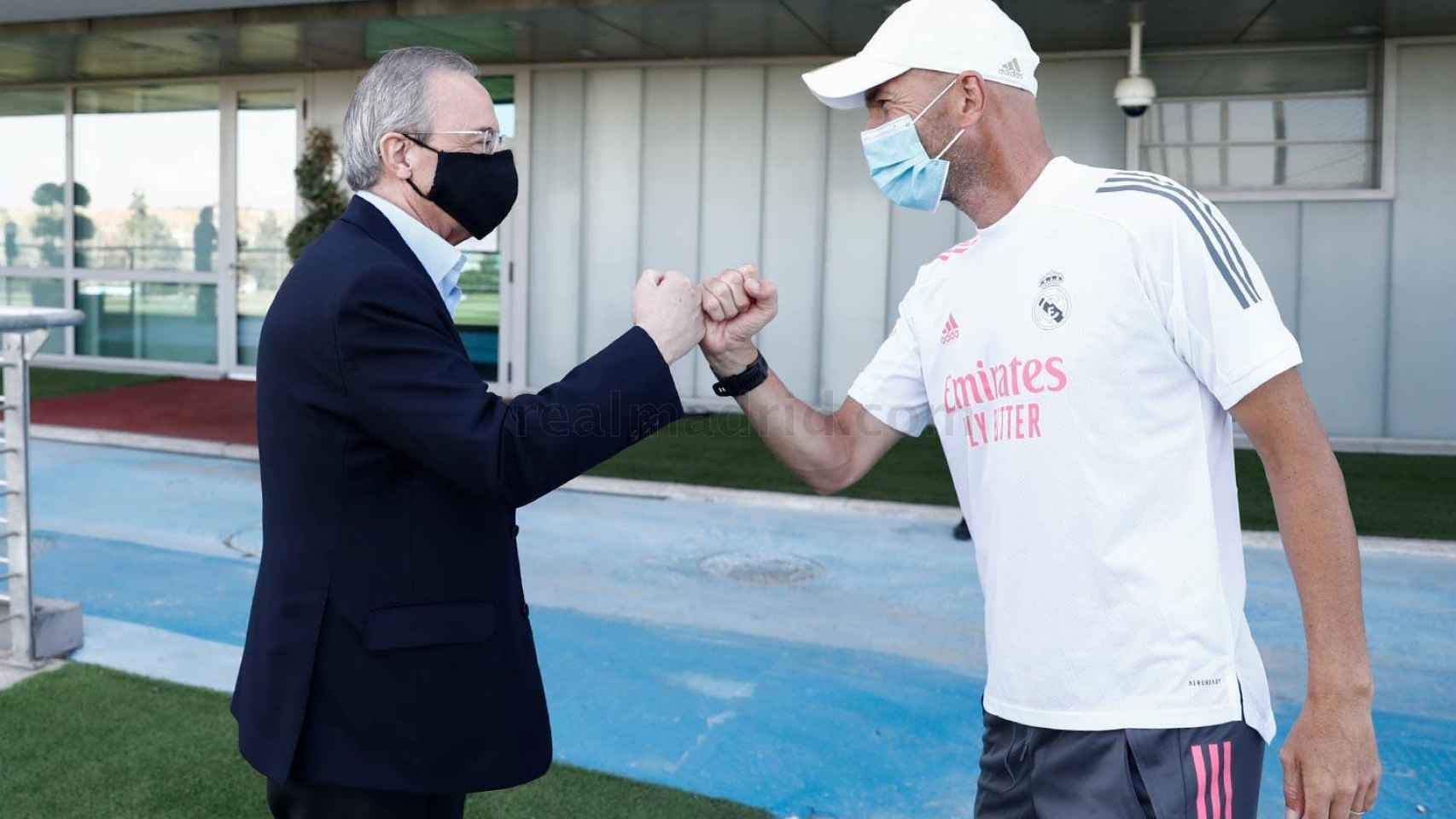 Florentino Pérez saludando a Zinedine Zidane