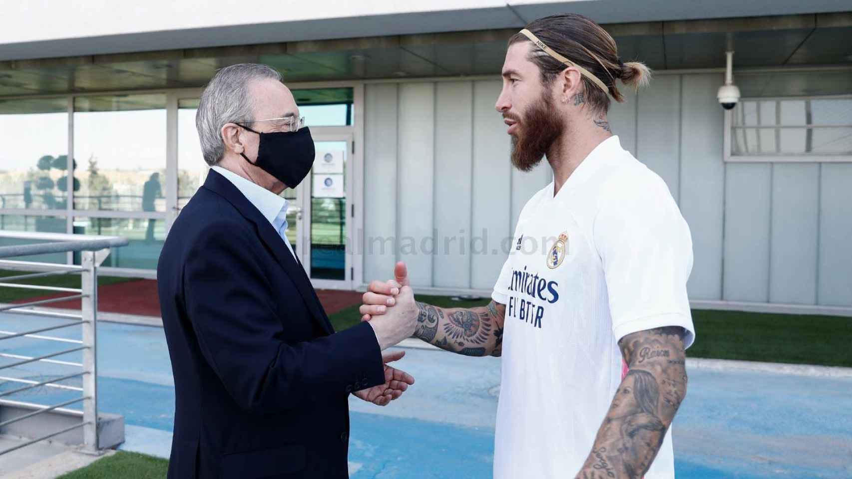 El saludo entre Florentino Pérez y el capitán Sergio Ramos