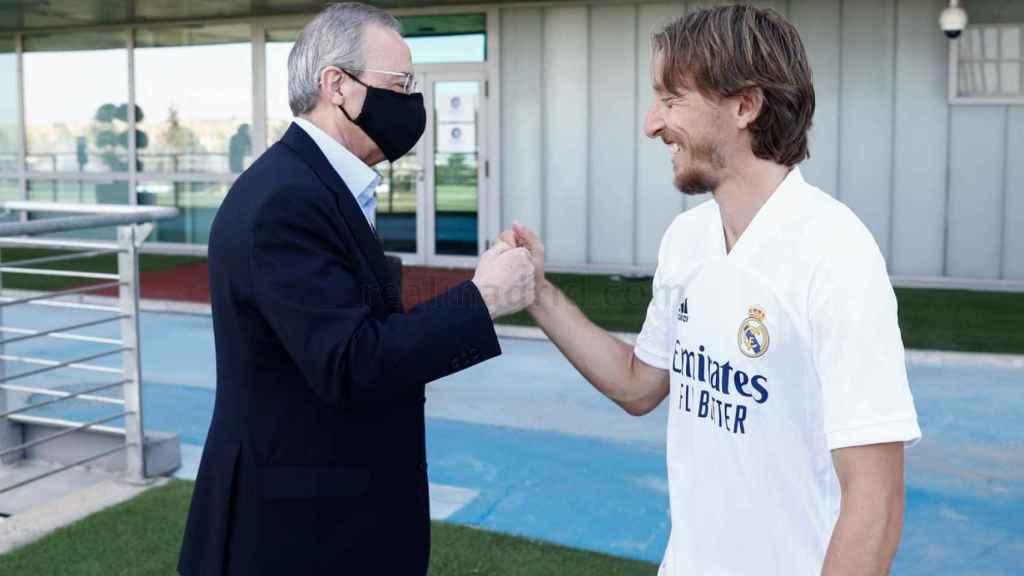 El presidente del Real Madrid, Florentino Pérez, y Luka Modric