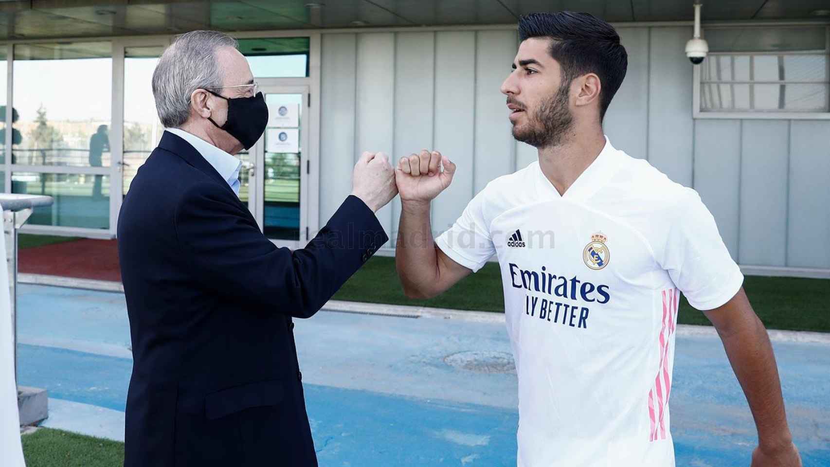 Florentino Pérez se saluda con Marco Asensio