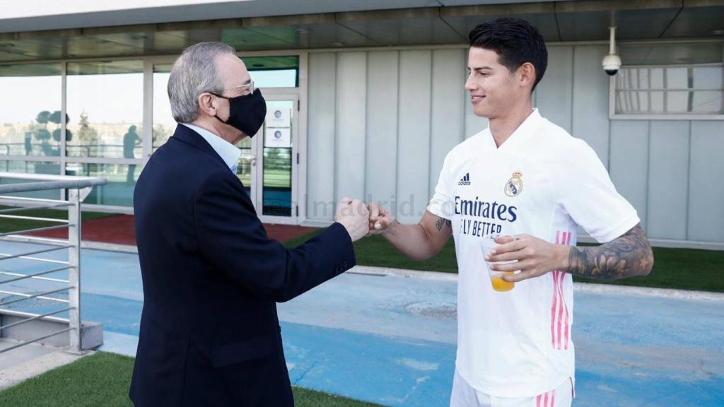 El saludo entre el presidente Florentino Pérez y James Rodríguez