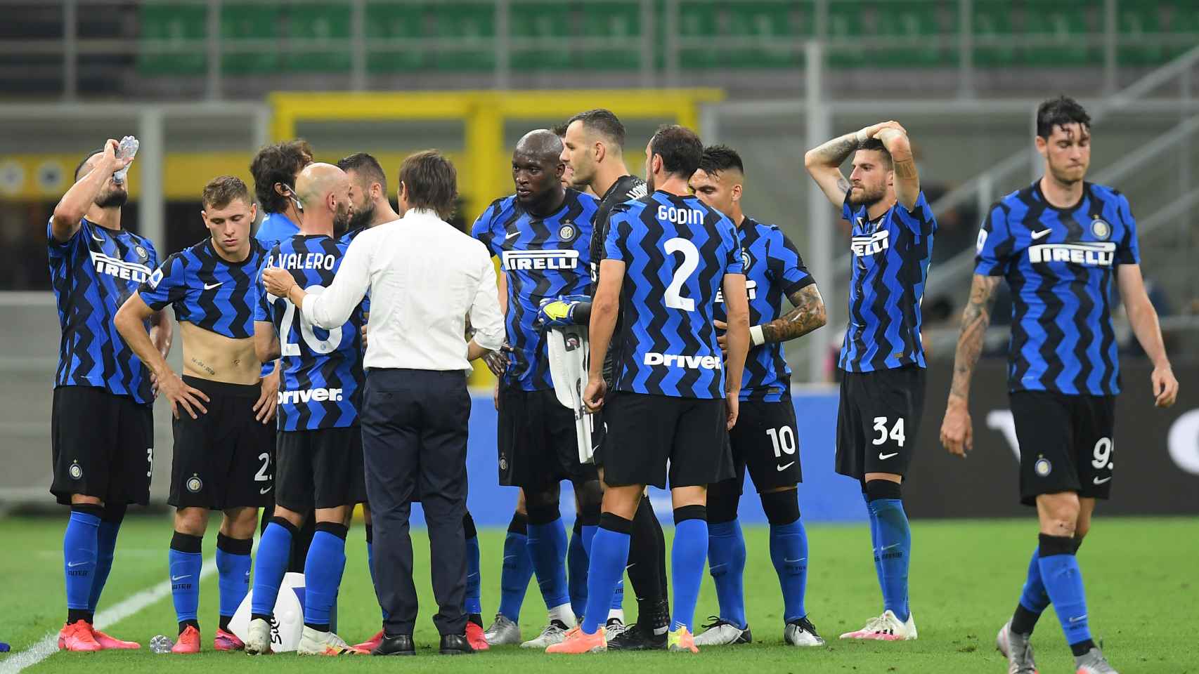 Conte da órdenes al Inter durante un partido