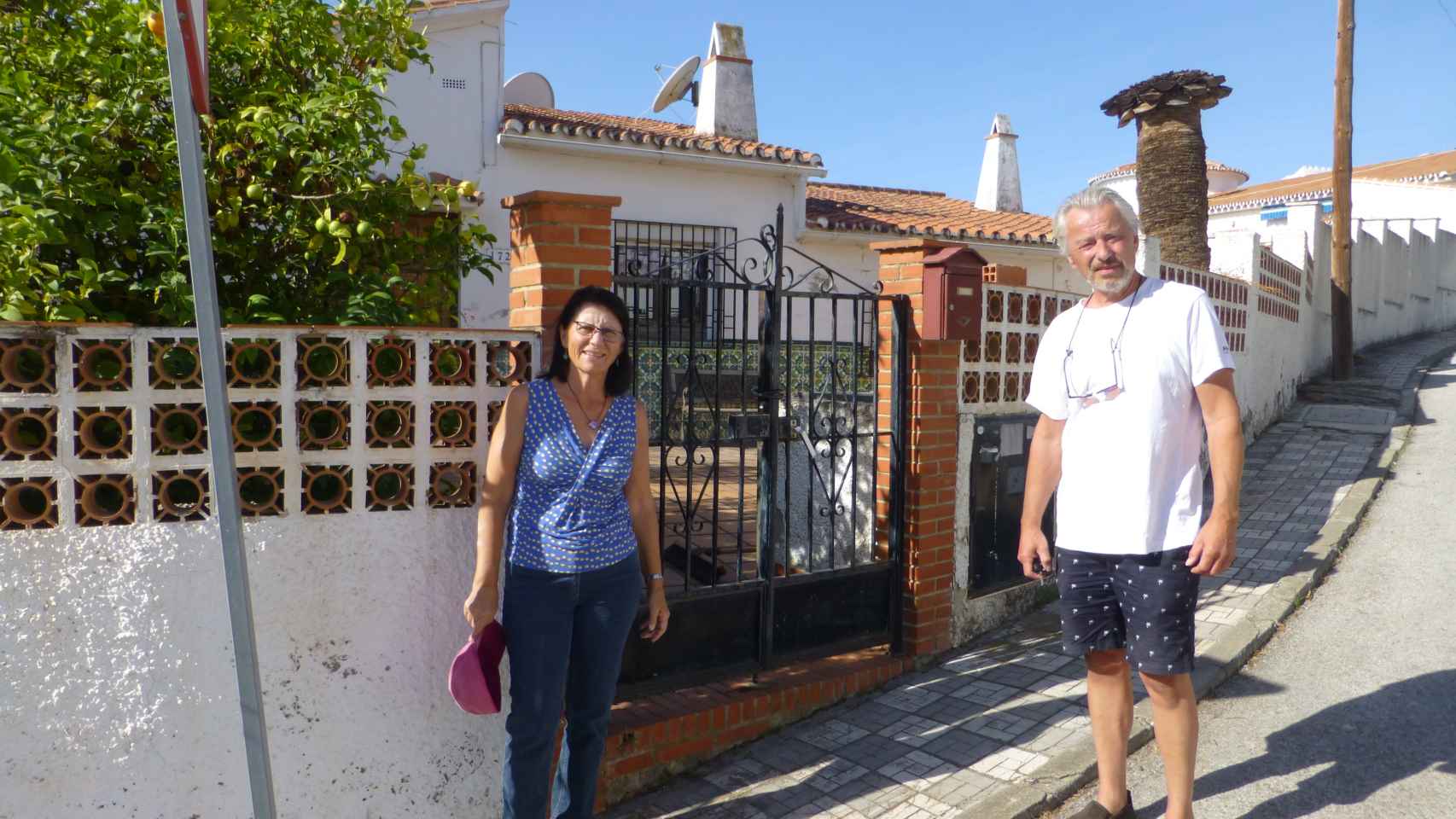 Lisbeth & Jørn delante de su casa okupada en Torre del Mar.