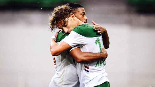 Dos jugadores del Saint Etienne se abrazan durante un partido
