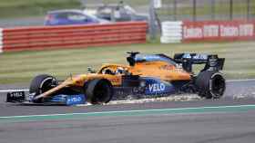 Carlos Sainz sufre un pinchazo en el GP de Gran Bretaña
