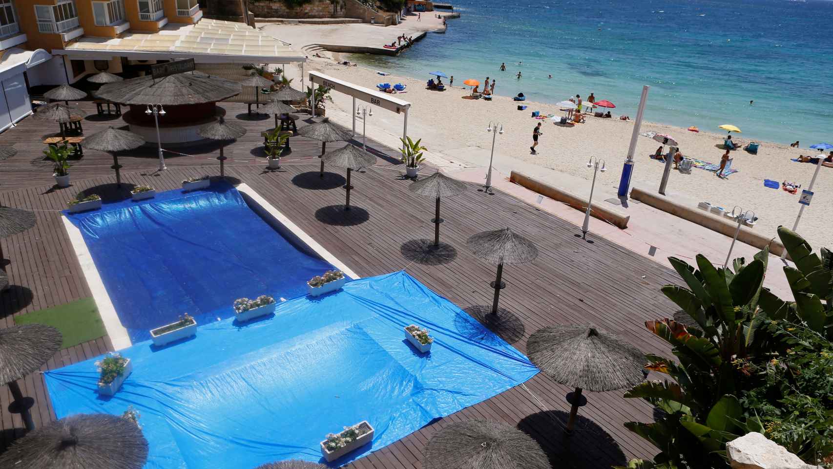 La piscina de un hotel de Mallorca, cerrada a cal y canto mientras la gente disfruta de la playa.
