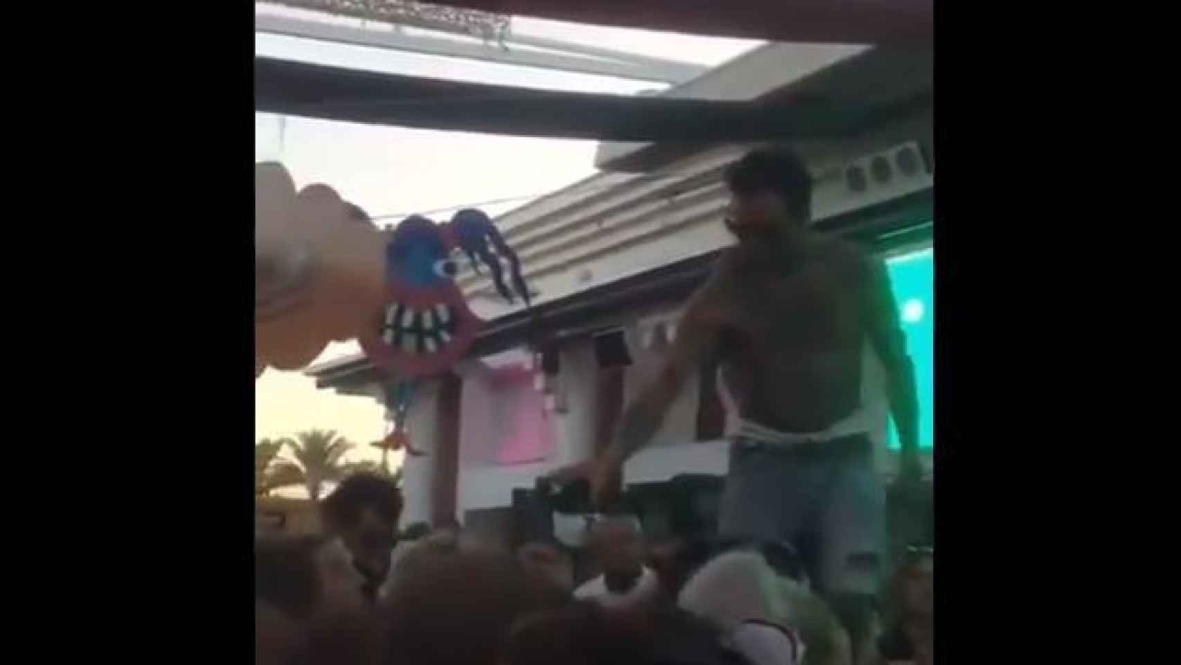 Fragmento del vídeo donde se ve al DJ dando alcohol de la misma botella a varios asistentes.