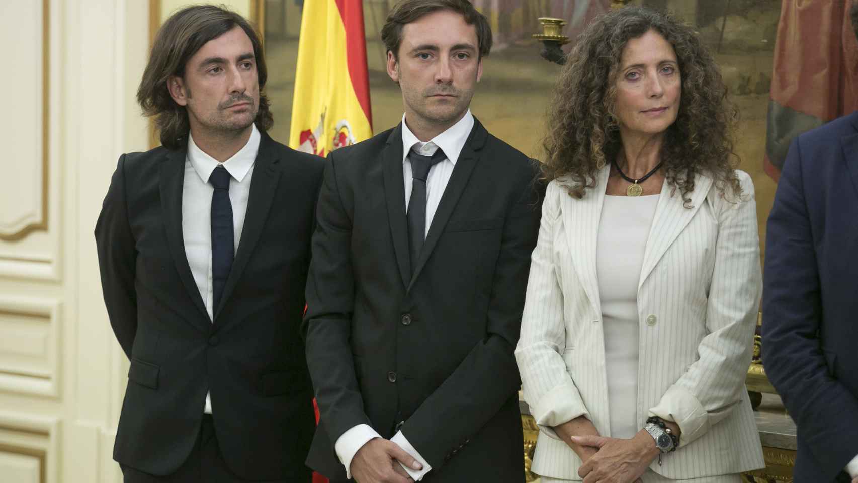 Los hijos mayores de Ángel Nieto, Pablo y Gelito, junto a la viuda del piloto, Belinda Alonso.
