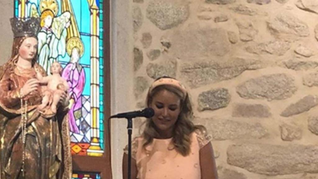 Alba Carrillo durante la comunión de su hijo.