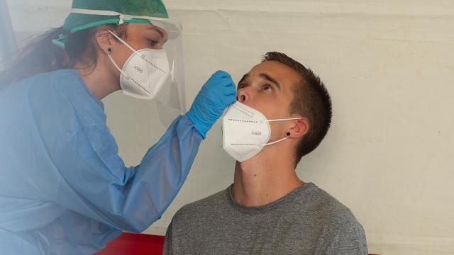 Un joven de Mendillorri se somete a un test PCR tras el brote.