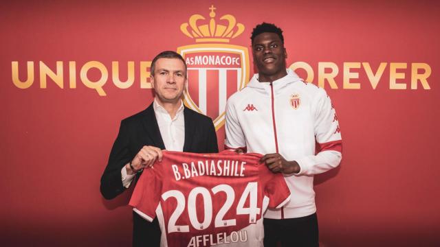 Badiashile posa con la camiseta del Monaco