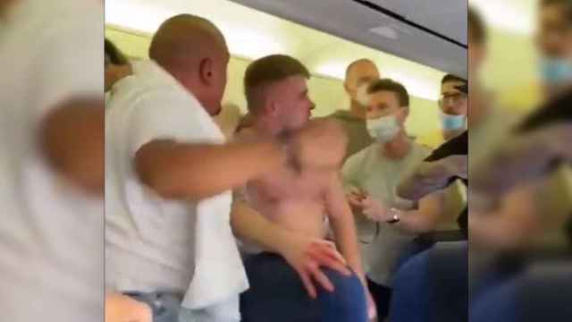 El video de la brutal pelea en un vuelo Ámsterdam-Ibiza: dos pasajeros ebrios no usaban mascarilla