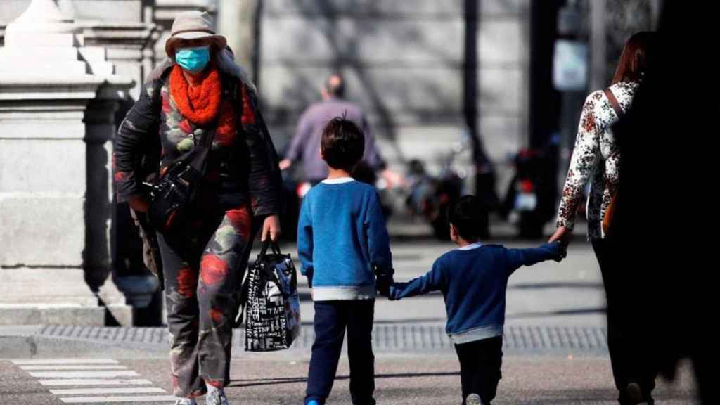 Una mujer con mascarilla pasea por el centro de Madrid.