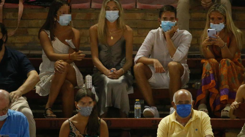 Ana Soria acompañada de sus amigos en el tendido de Huelva.