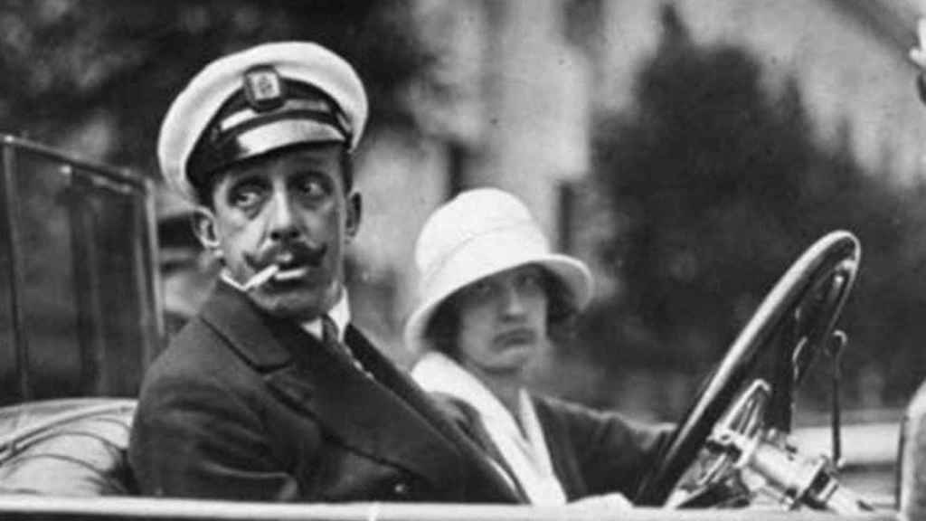 Alfonso XIII en un coche de la época.