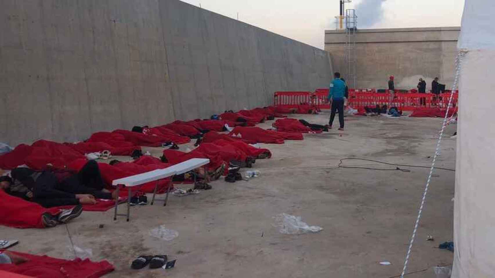 Inmigrantes argelinos durmiendo en el suelo en Murcia.