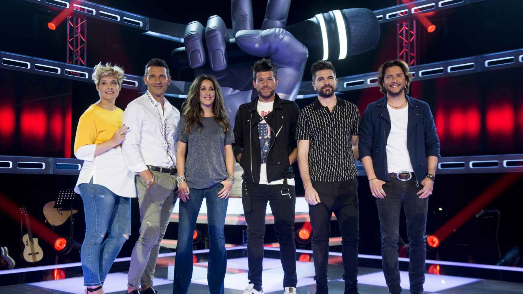 Tania Llasera junto a Jesús Vázquez, Malú, Pablo López, Juanes y Manu Carrasco, durante la presentación de quinta temporada de 'La Voz'