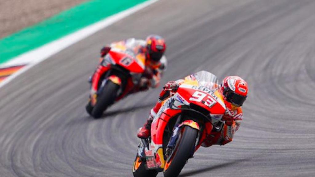 Marc Márquez y Stefan Bradl toman una curva