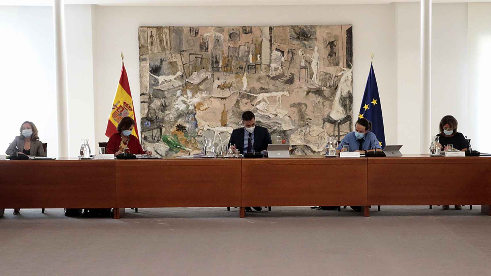 Pedro Sánchez y sus vicepresidentes en el Consejo de MInistros.