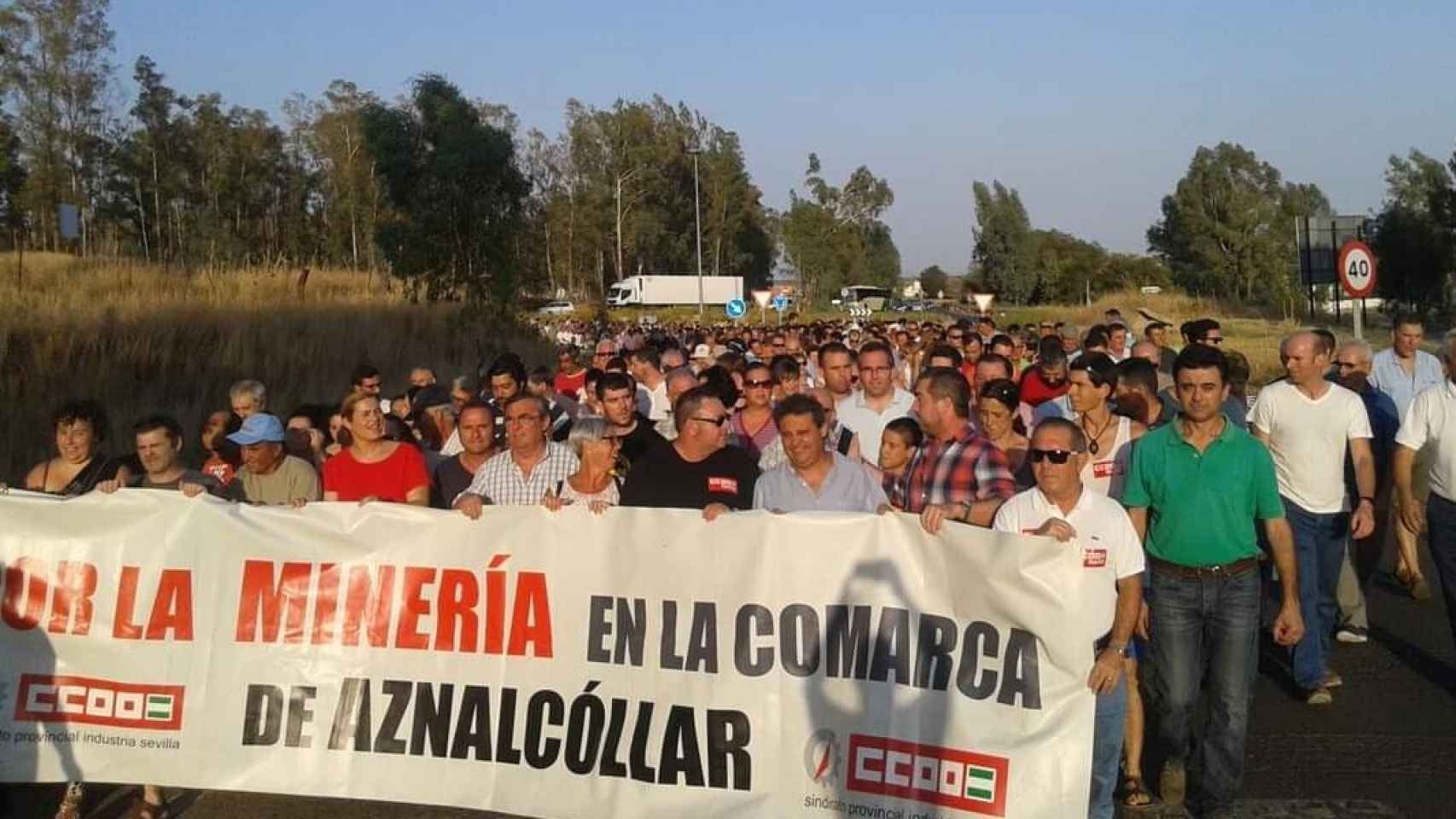 Vecinos de Aznalcóllar en una manifestación para pedir la reapertura de la mina.