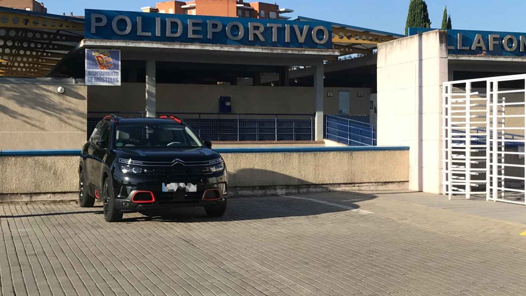 Imagen de la entrada al polideportivo situada al lado de la piscina Villafontana.