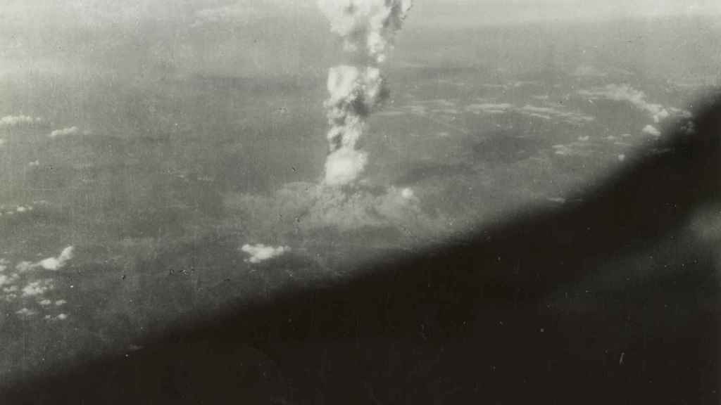 Imagen aérea del humo levantado por la bomba atómica de Hiroshima.