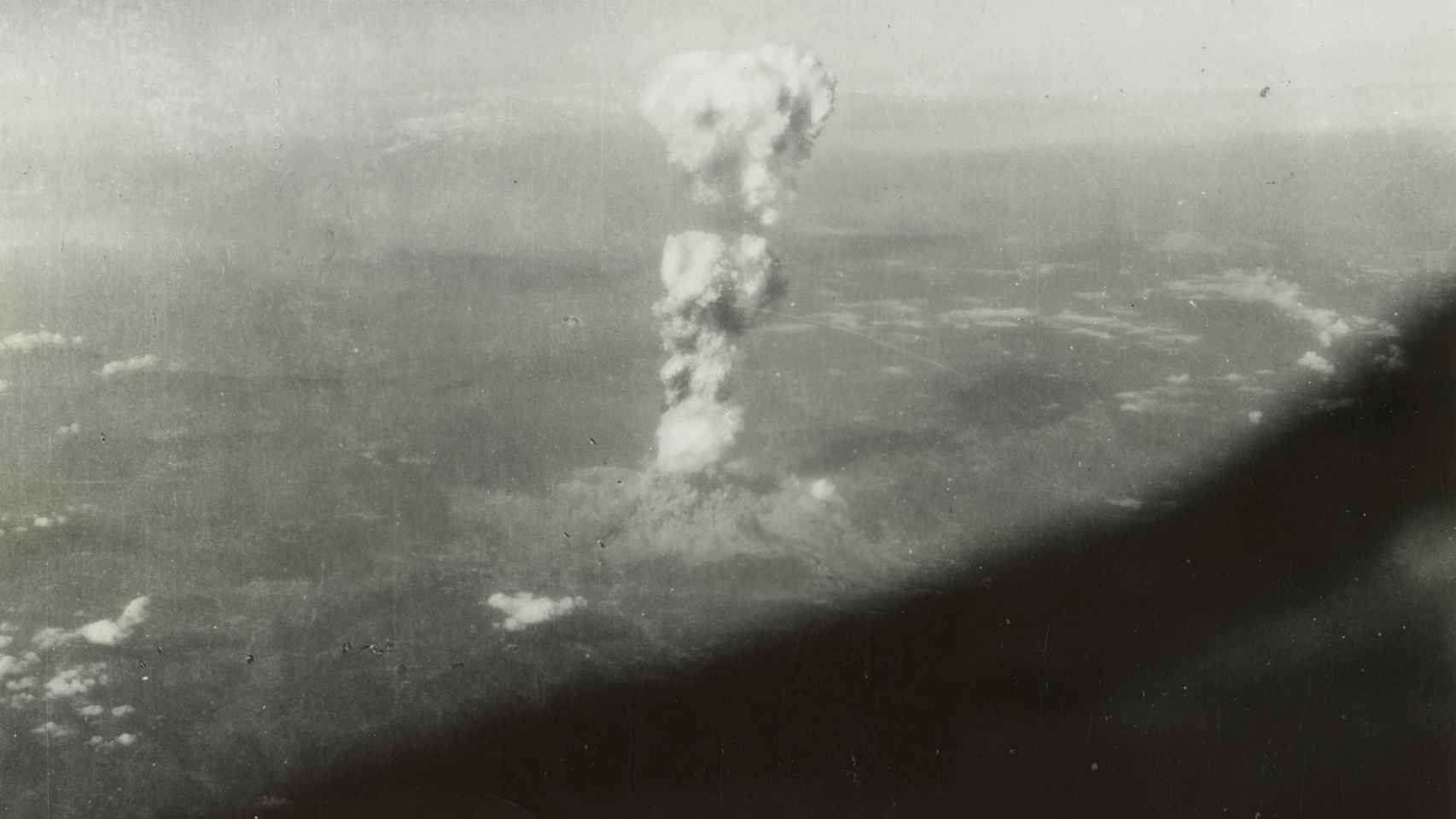 Imagen aérea del humo levantado por la bomba atómica de Hiroshima.