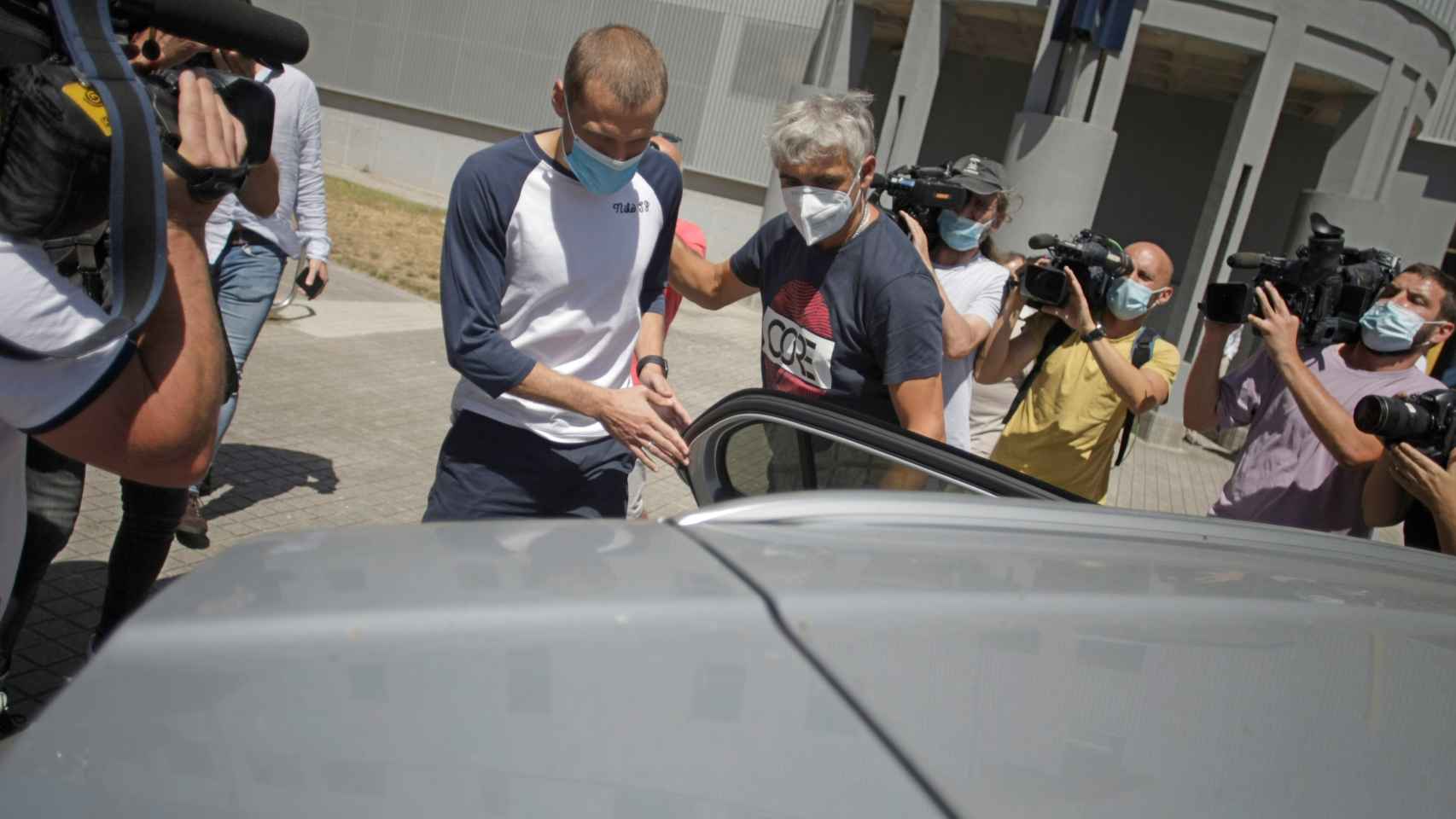 Álex Bergantiños saliendo de comisaría tras ser detenido por el 'caso Fuenlabrada'