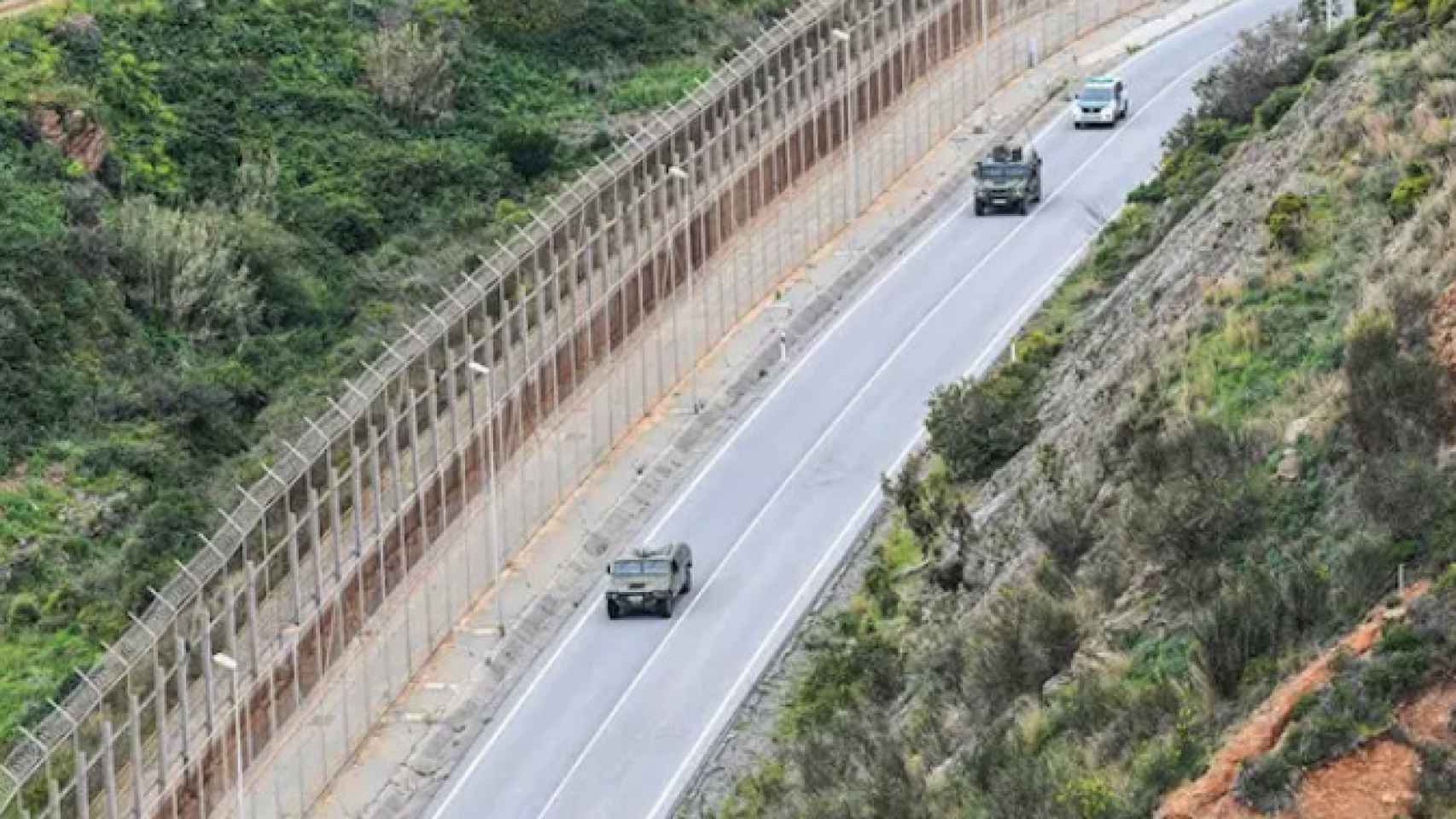 Ejército patrullando el perímetro fronterizo de España con Marruecos en la frontera de Ceuta.