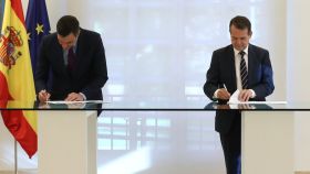 Pedro Sánchez y Abel Caballero firman el acuerdo entre el Gobierno y la FEMP, en Moncloa.