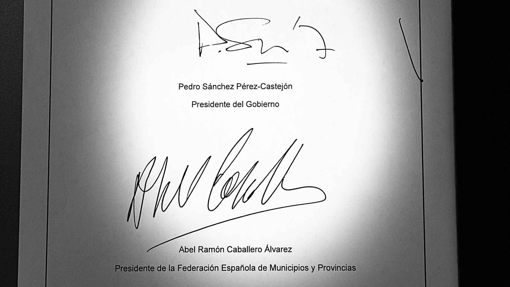 Las firmas de Pedro Sánchez y Abel Caballero, en el documento del acuerdo entre la FEMP y el Gobierno.