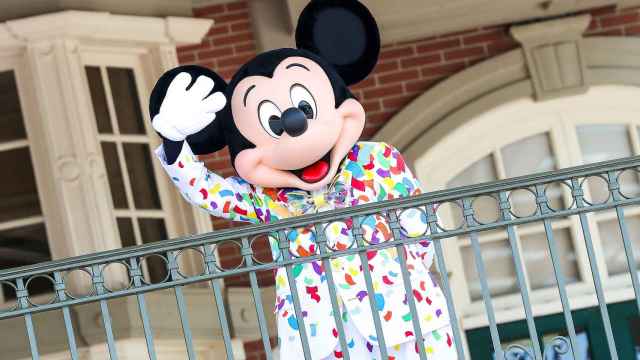 Un trabajador disfrazado de Mickey Mouse en Walt Disney World's Magic Kingdom, en Orlando, Florida.