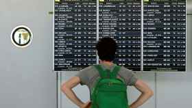 Un pasajero comprueba un panel de información sobre vuelos en la T4 del aeropuerto Adolfo Suárez-Barajas en Madrid.