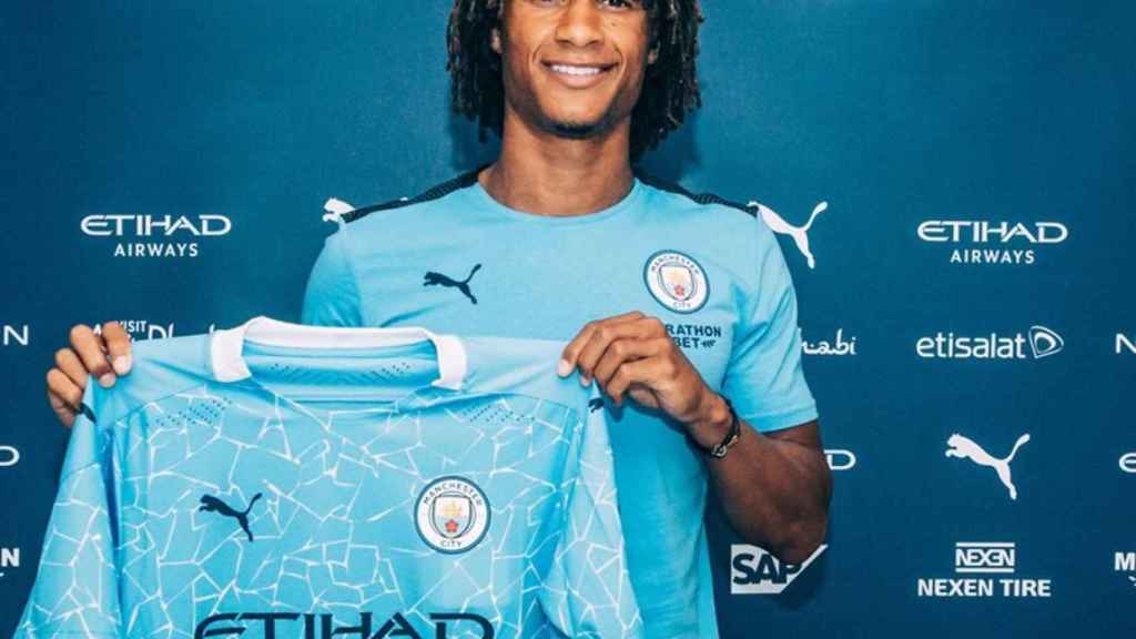 Nathan Aké posa con la camiseta del Manchester City