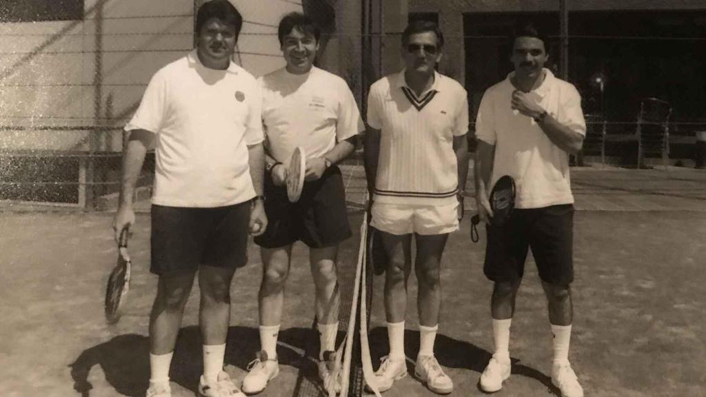 En la imagen, Juan Villalonga -entonces presidente de Telefónica-, Pedro J. Ramírez ,el ministro Arias Salgado y José María Aznar en un partido en el Club Abasota.
