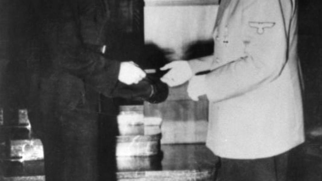 Adolf Hitler entregando a Wittmann las espadas para su Cruz de Caballero de la Cruz de Hierro.