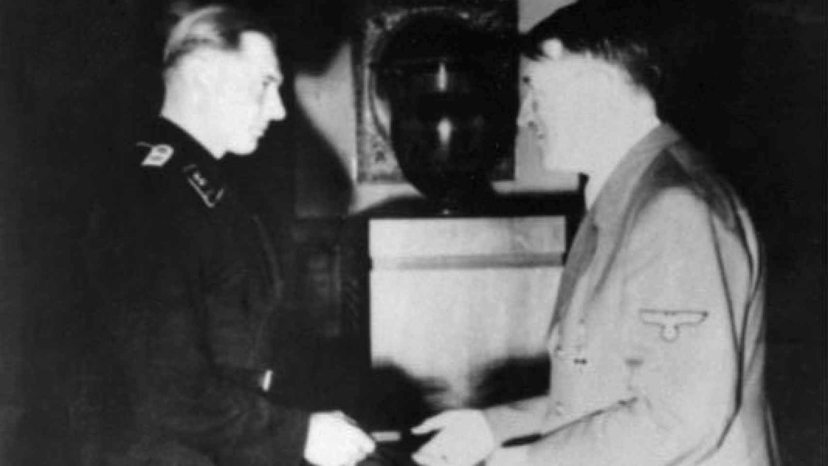 Adolf Hitler entregando a Wittmann las espadas para su Cruz de Caballero de la Cruz de Hierro.
