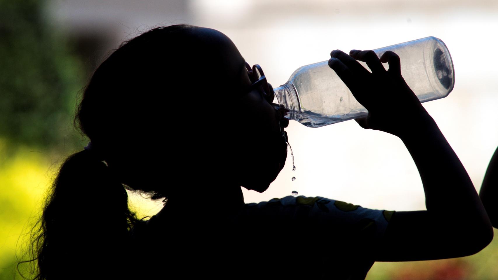 4 de las mejores botellas de agua para mantener la bebida fría cuando hace  tanto calor