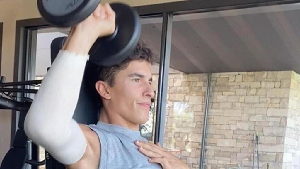 Marc Márquez ejercita su brazo derecho en el gimnasio instalado en su casa de Cervera.