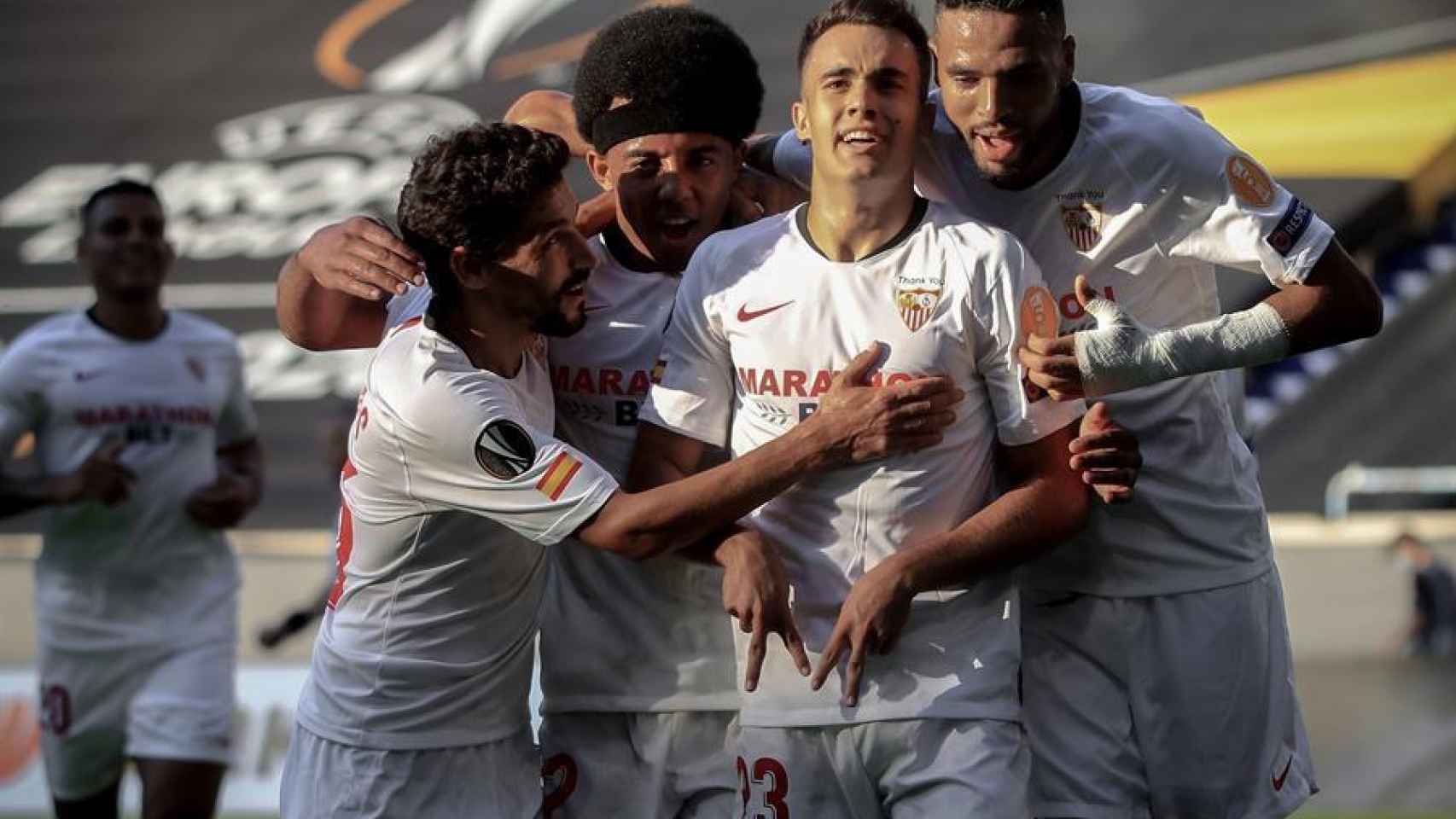 Los jugadores del Sevilla celebran el gol de Sergio Reguilón ante la Roma