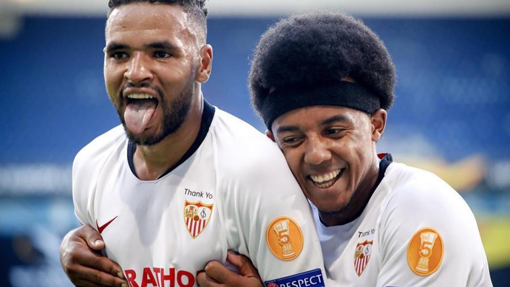 En-Nesyri celebra con Koundé su gol ante la Roma en la Europa League